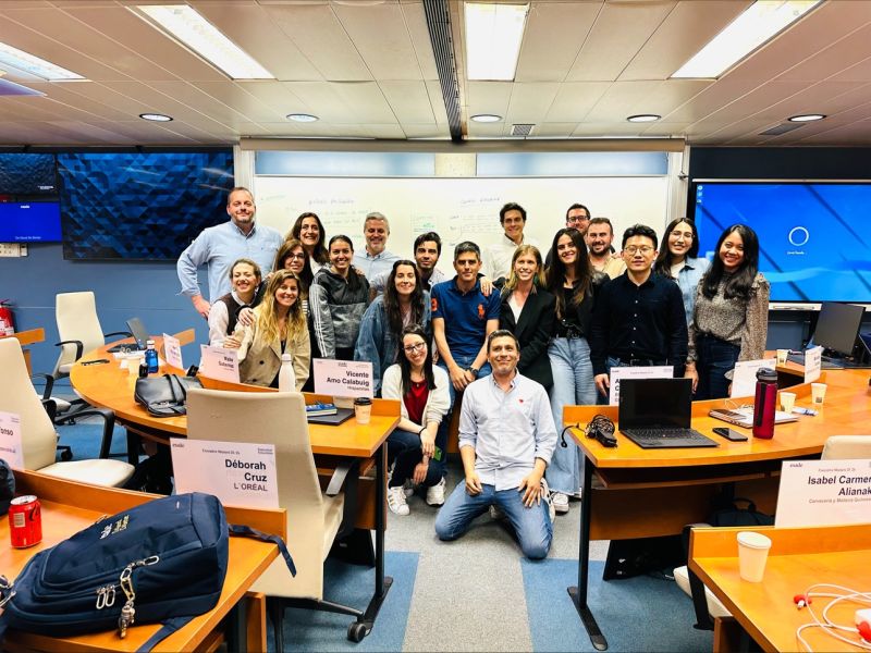 Mario con los alumnos de una clase de IA en ESADE Madrid